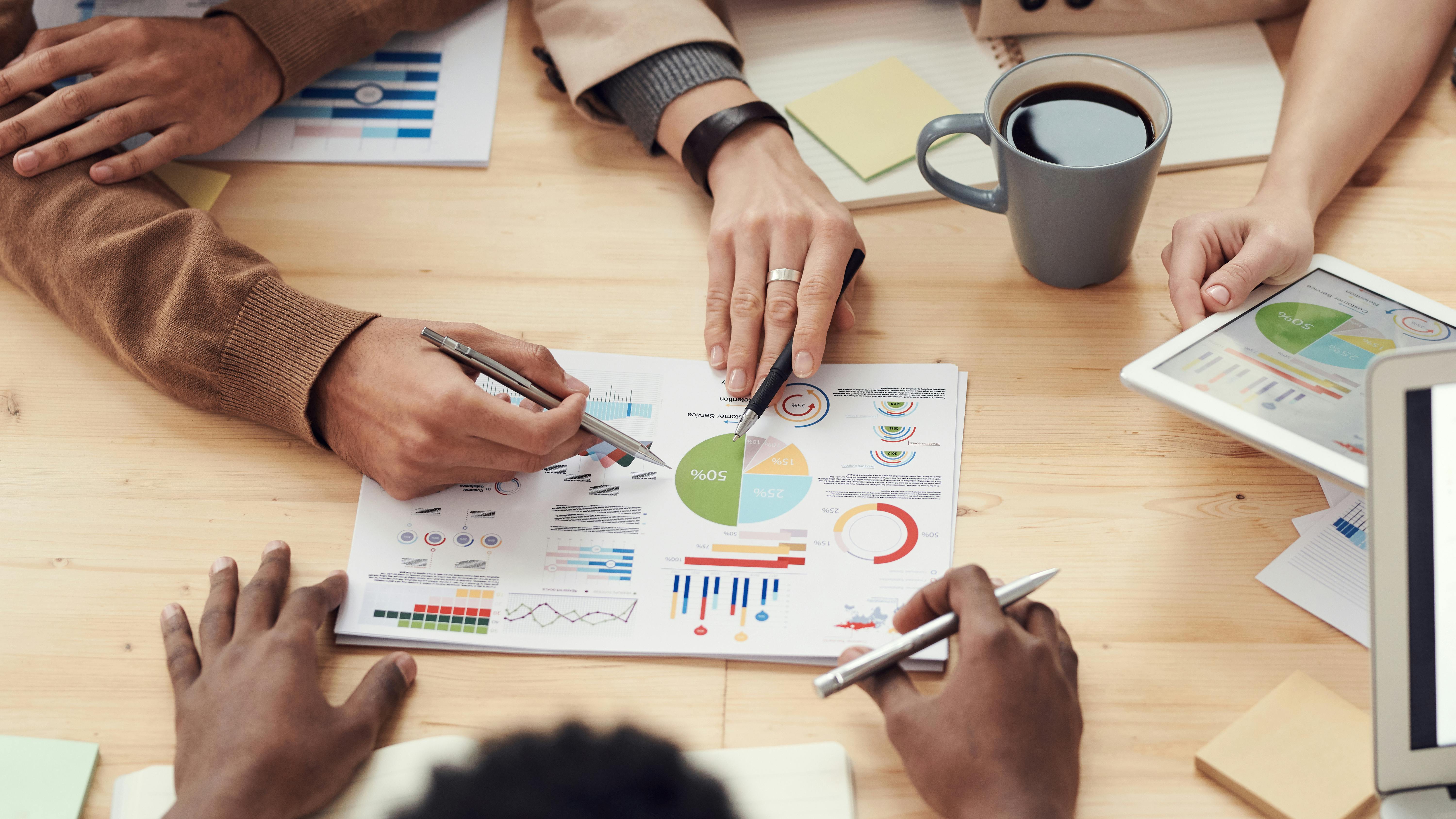 Dos manos robóticas examinando un complejo holograma de datos corporativos.