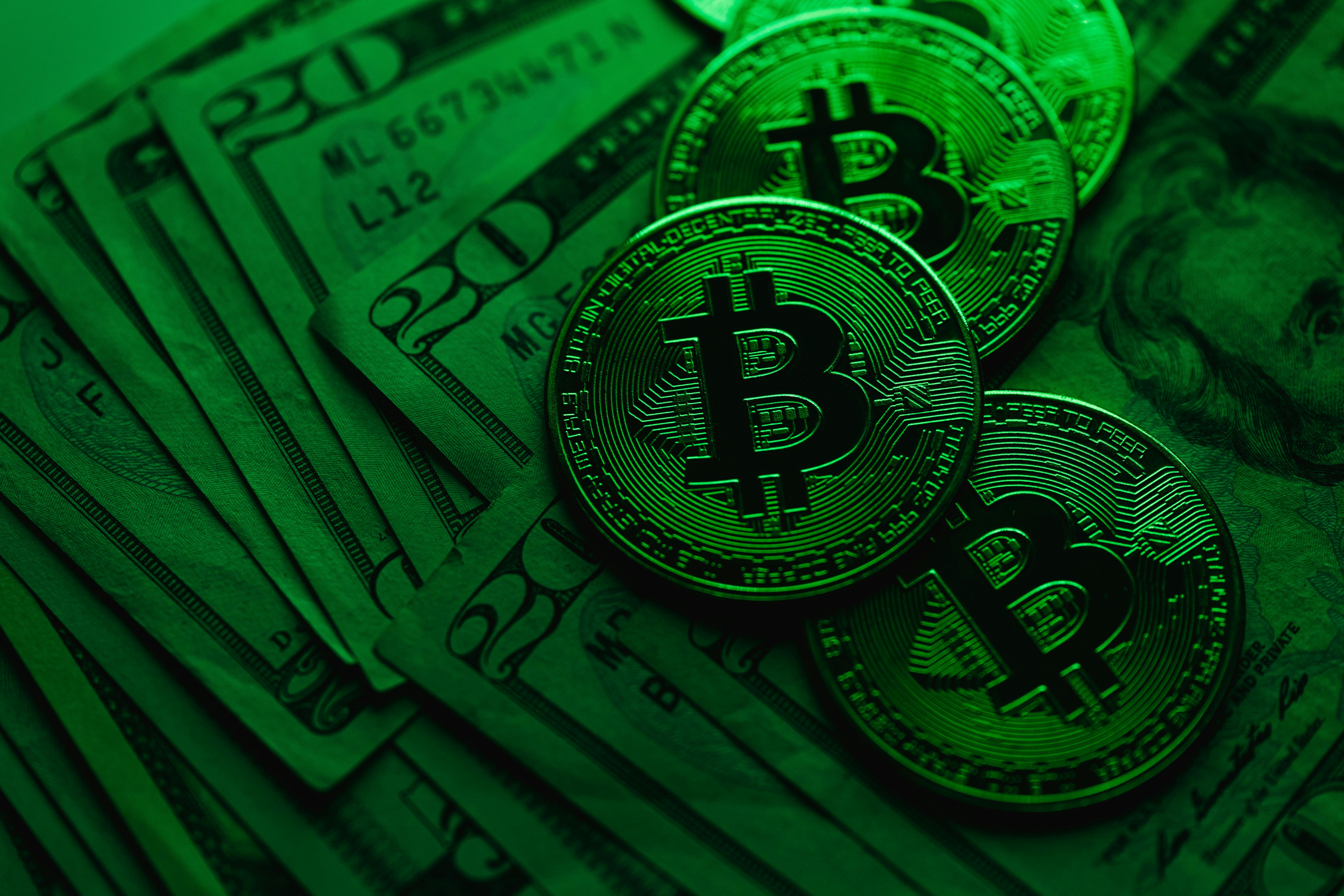 Un escudo digital brillante protegiendo una red de transacciones financieras.