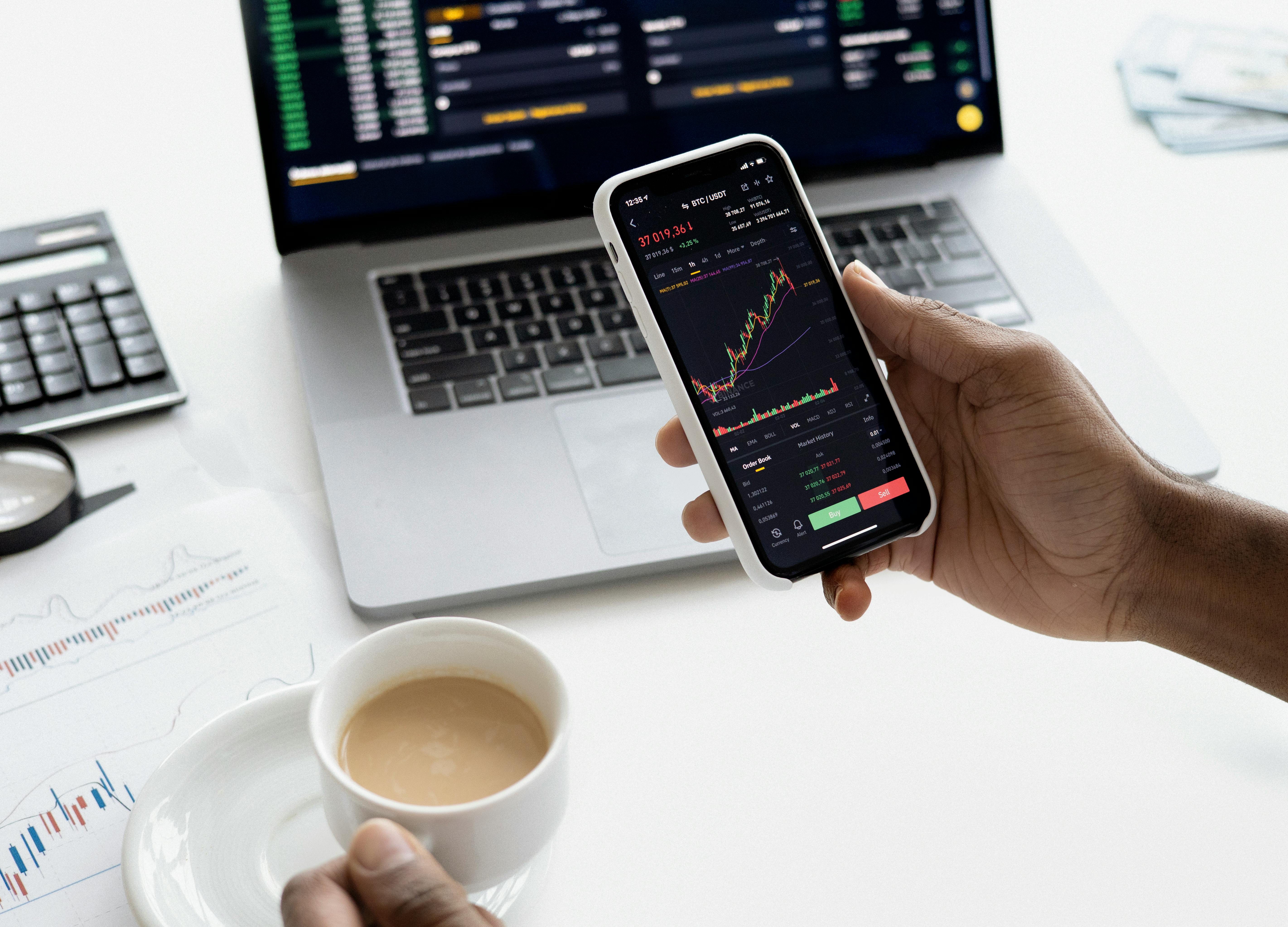 Visualización de una red neuronal tomando decisiones de compra y venta en un mercado de valores dinámico.