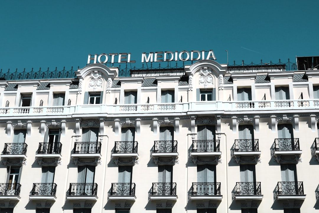 ¿Por qué la IA federada optimiza la personalización hotelera?