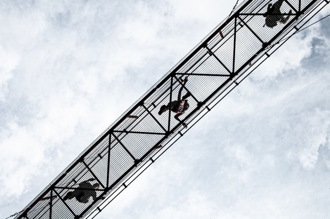 Gráfico predictivo generado por IA superpuesto en un plano de construcción, mostrando áreas de riesgo de sobrecostes.