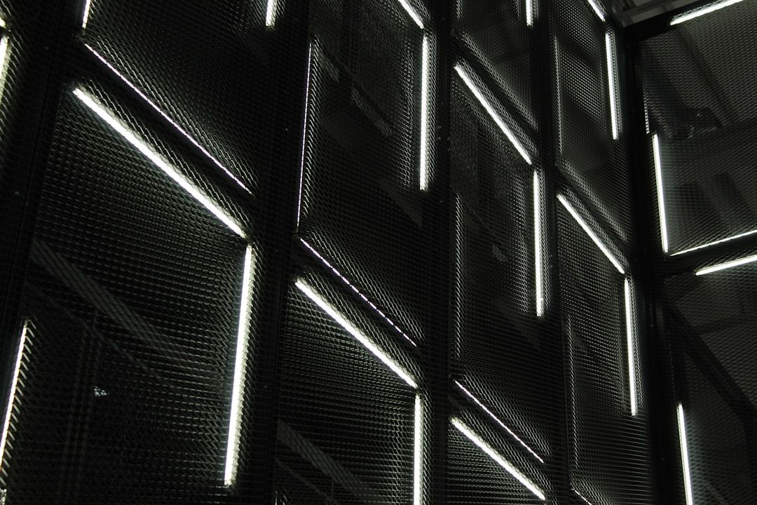 Planos de construcción generados por inteligencia artificial en una tableta, mostrando la optimización de vigas y soportes para reducir el desperdicio de material.