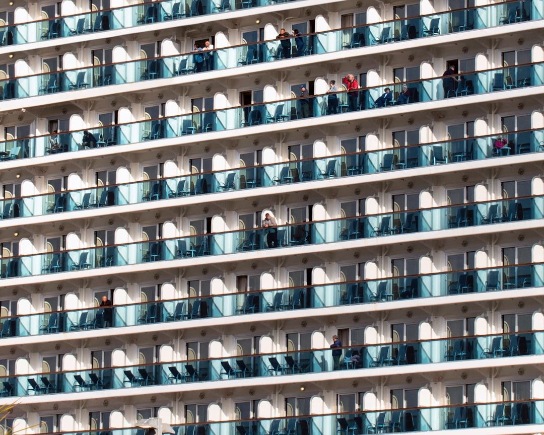 Gráfico de predicción de demanda hotelera con nodos de inteligencia artificial superpuestos en una imagen de un lobby de hotel moderno.