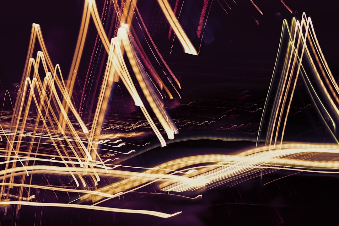 Escudo de seguridad digital protegiendo un sistema de inteligencia artificial, simbolizando la adaptación a la nueva Ley de IA y la gestión de riesgos.