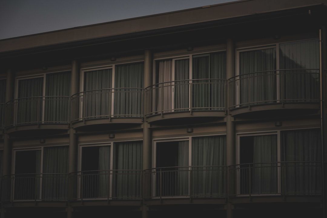 Gráfico futurista mostrando la predicción de la demanda hotelera con líneas de datos de inteligencia artificial sobre una ciudad iluminada.