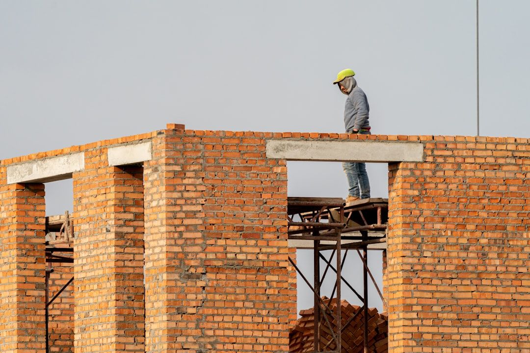 Gráfico predictivo generado por IA mostrando la curva de reducción de riesgos de sobrecostos sobre un plano de construcción digital.