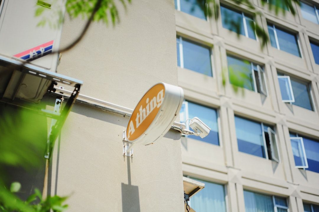 Panel de control de IA en una tablet mostrando la optimización de energía en un hotel moderno, con iconos de climatización y electricidad.