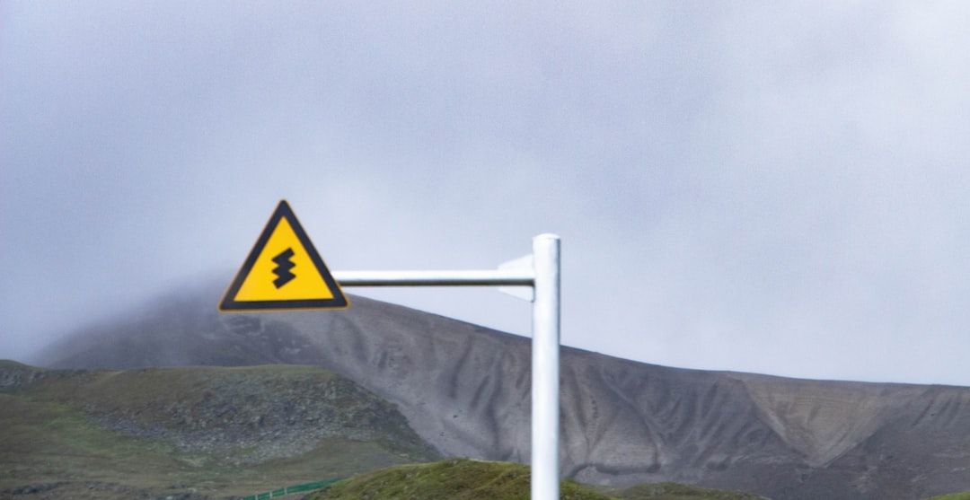 Gráfico futurista mostrando cómo la inteligencia artificial analiza datos para predecir y mitigar riesgos de cumplimiento normativo en un entorno empresarial.