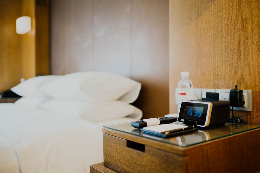 Dashboard digital en una tableta mostrando gráficos de ocupación hotelera en tiempo real y predicciones de inteligencia artificial.