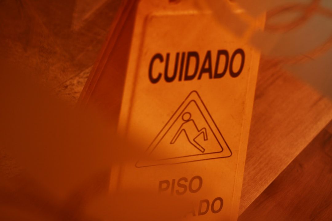 Modelo 3D holográfico de un edificio moderno analizado por inteligencia artificial, mostrando nodos térmicos que detectan posibles riesgos estructurales en tiempo real.