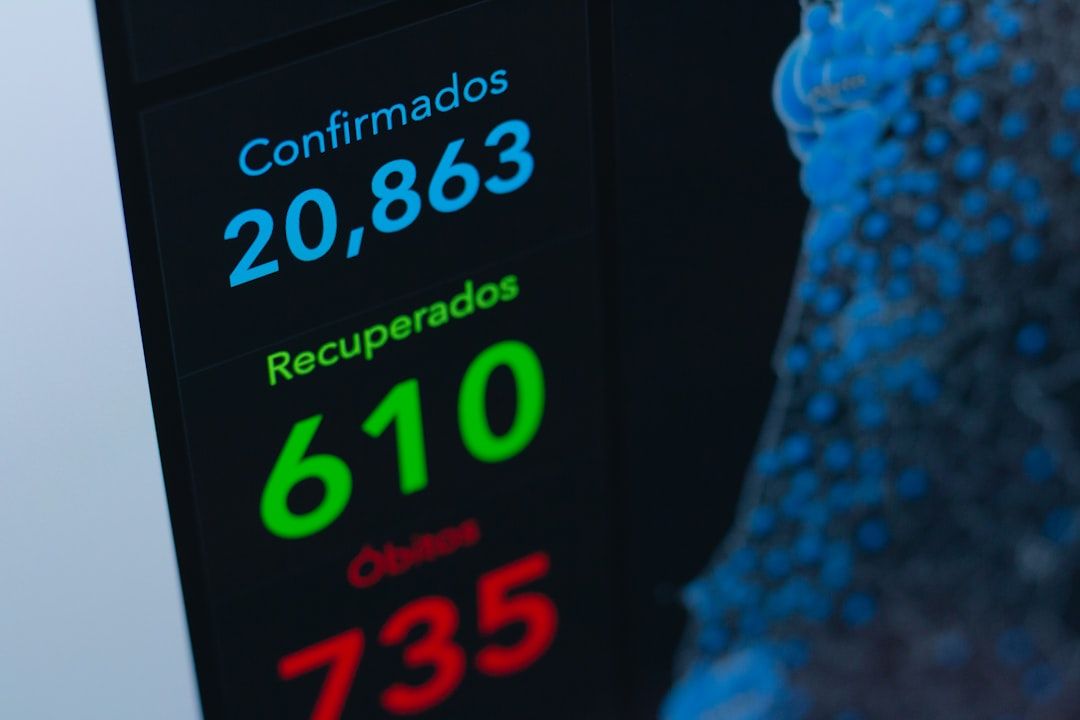 Panel digital interactivo mostrando gráficos financieros ascendentes y alertas predictivas de riesgo generadas por inteligencia artificial.