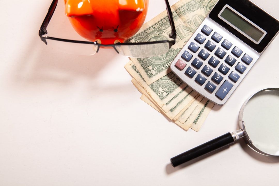 Gráficos predictivos y paneles holográficos de datos analizados por Inteligencia Artificial para la gestión avanzada de riesgos financieros.