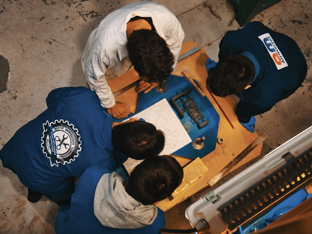 Ingeniero de obra supervisando un proyecto de construcción utilizando una tablet con gráficos predictivos y redes neuronales de Inteligencia Artificial.