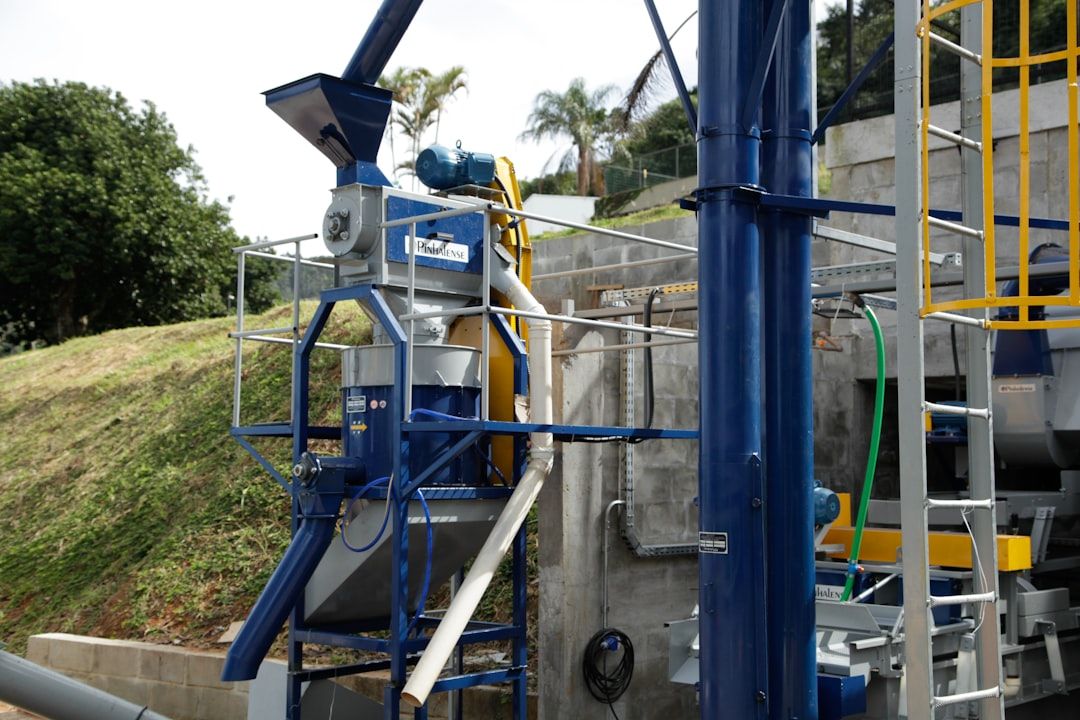 Plano digital holográfico de un edificio ecológico siendo optimizado por algoritmos de inteligencia artificial en una obra de construcción sostenible.