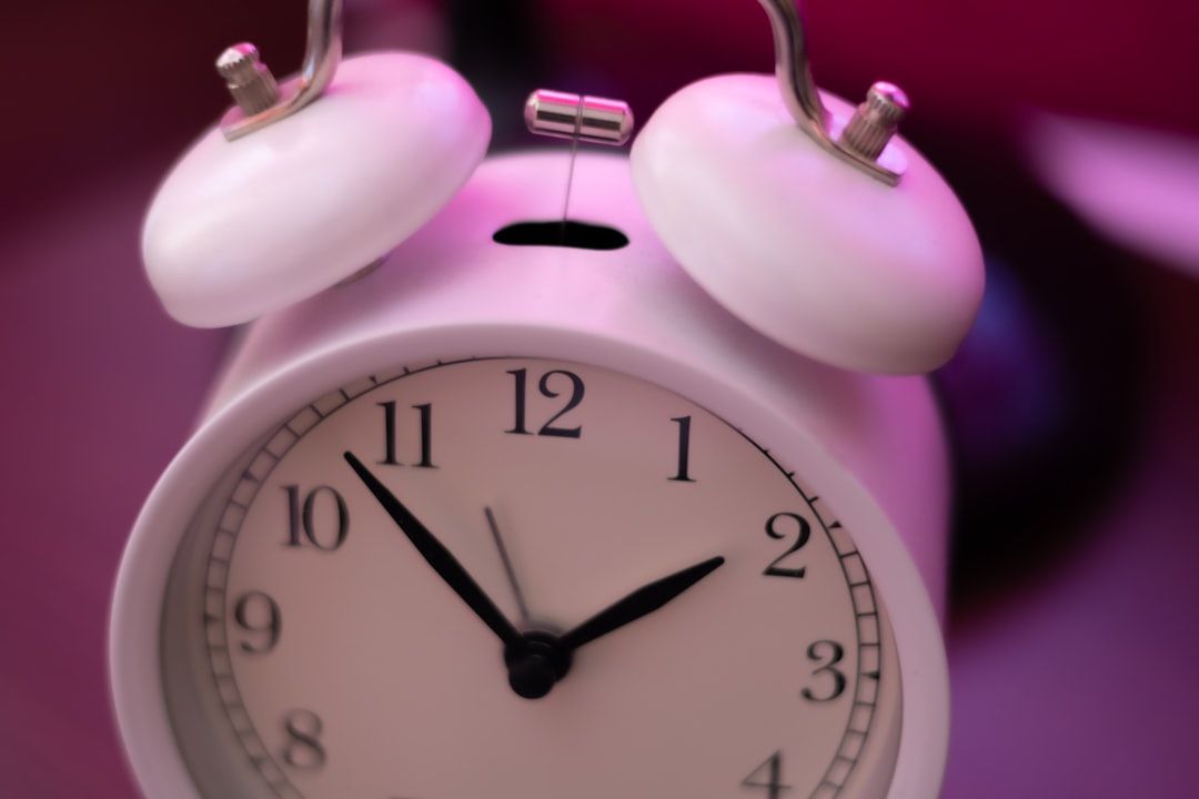 Panel de control digital con gráficos financieros interactivos y redes neuronales que representan la predicción de riesgos mediante inteligencia artificial.