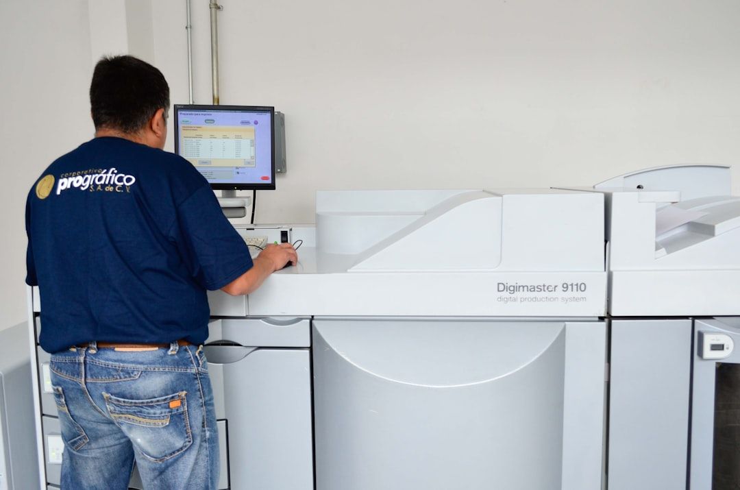 Gráfico digital en una pantalla mostrando el aumento de la ocupación hotelera impulsado por algoritmos de inteligencia artificial y análisis de datos.