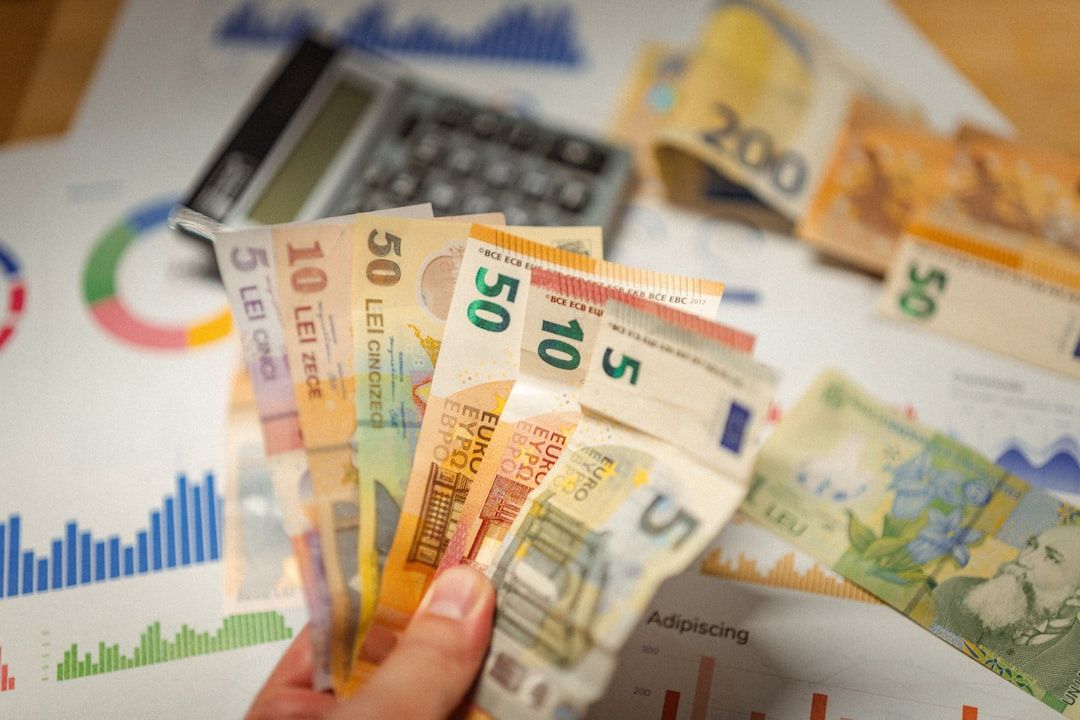 Gráficos financieros ascendentes en una pantalla holográfica siendo analizados por algoritmos de inteligencia artificial para predecir y mitigar riesgos en tiempo real.