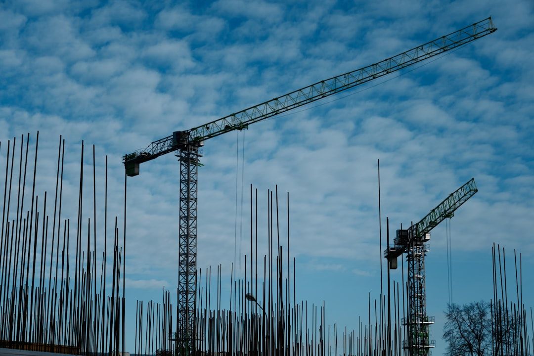 Ingenieros supervisando una obra de construcción con un plano digital holográfico que representa la optimización de procesos y recursos mediante inteligencia artificial.