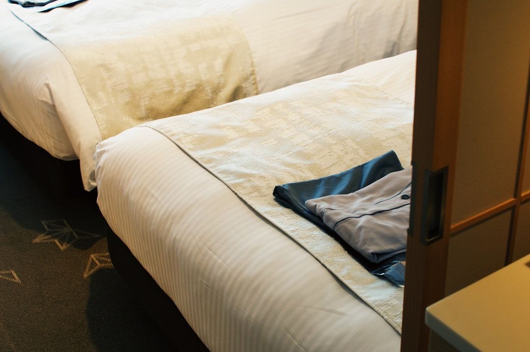 a pair of white beds sitting next to each other